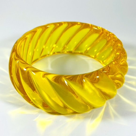 Vintage Swirl clear wide lucite bangle bracelet clear Yellow - Picture 1 of 4